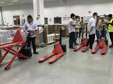 電動(dòng)高升程搬運(yùn)車交付使用，感謝廠家羅總親自跟客戶講解操作方法！